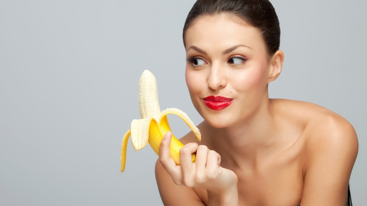 la mujer que ve una erección