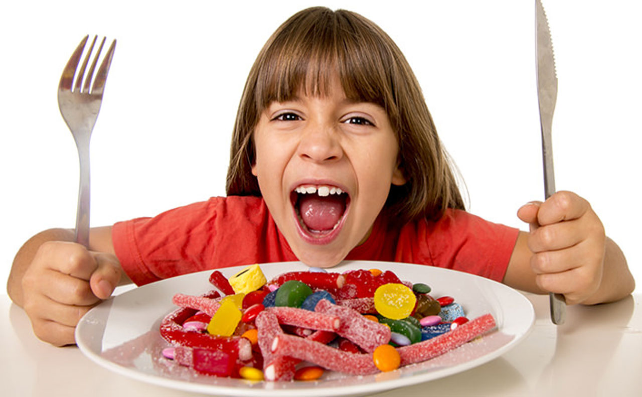 Голодный возраст. Девочка ест много конфет. Конфеты детям. Дети кушают конфеты. Ребенок ест мармелад.
